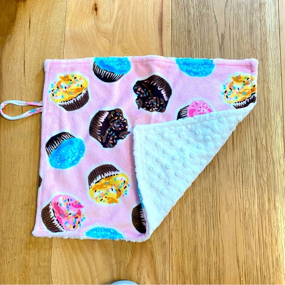 Cupcake Minky Security Baby Blanket New - Picture 1 of 3